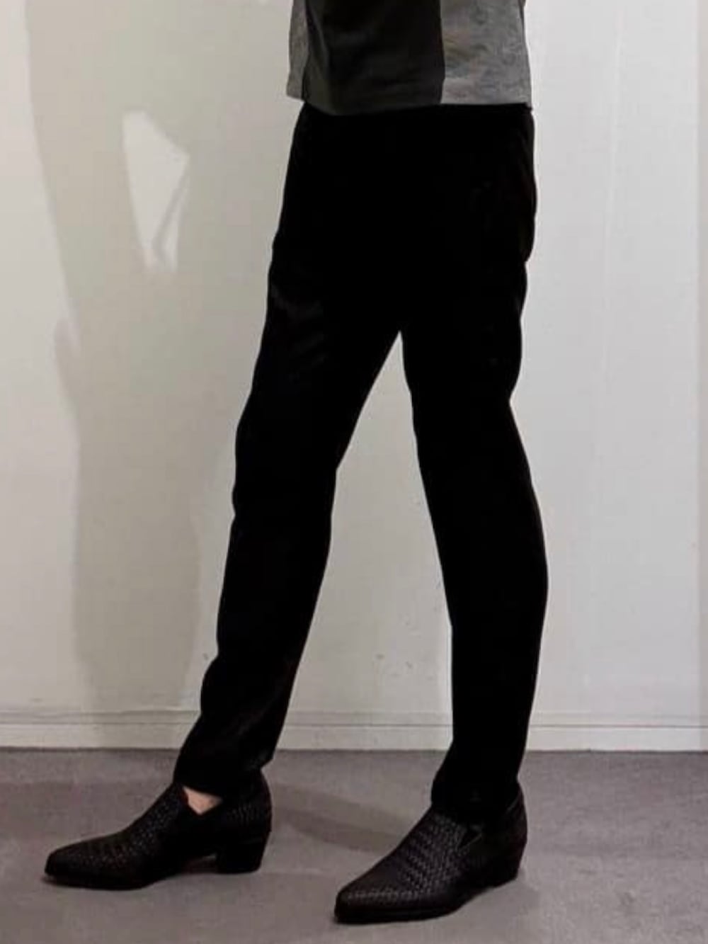 グレー系のTシャツ/カットソー、ブラック系のスリッポン、ブラック系のスラックスを着用したメンズの夏コーディネートの9枚目の写真