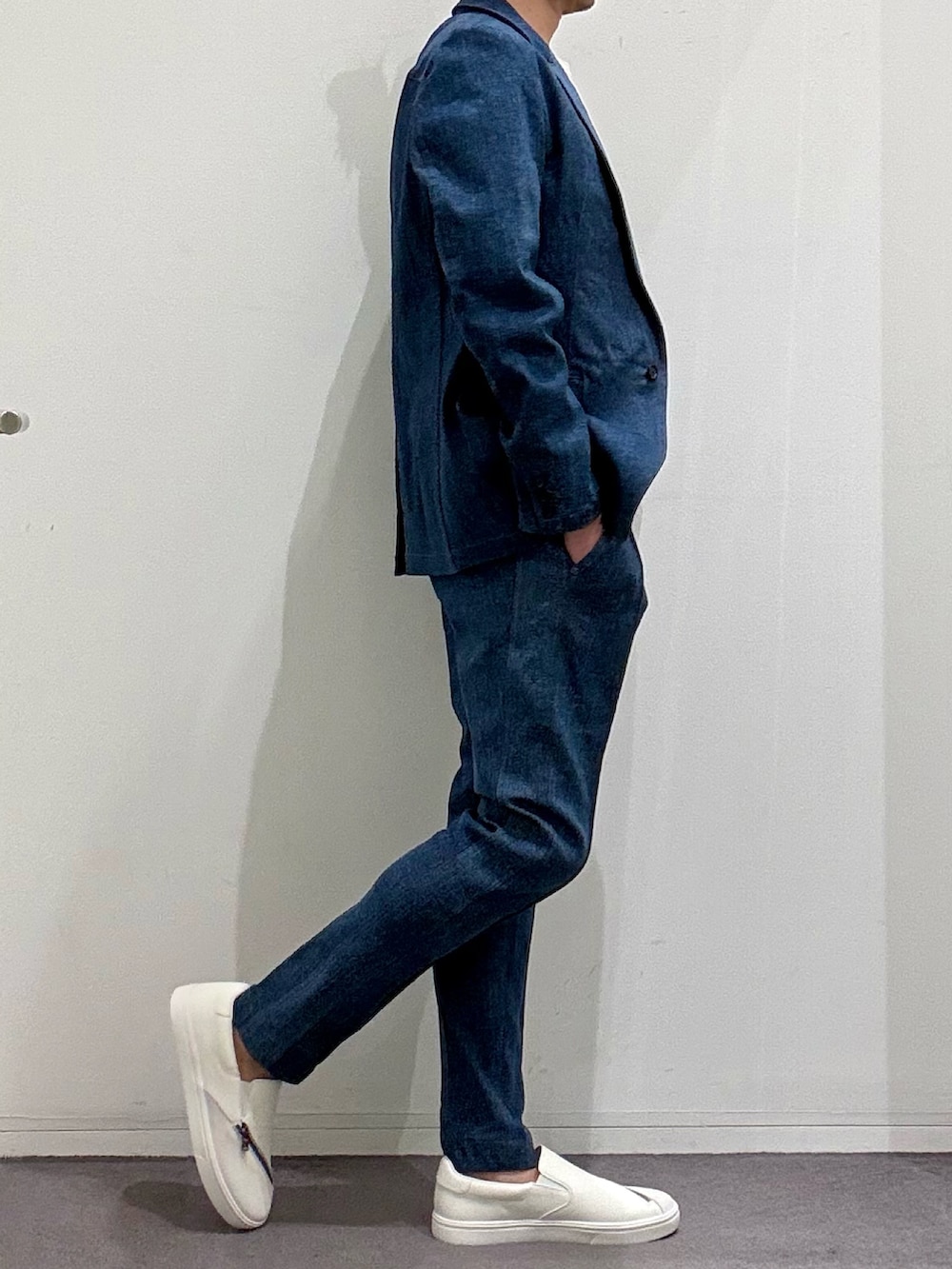 ブルー系のテーラードジャケット、ブルー系のデニムパンツ、ホワイト系のTシャツ/カットソーを着用したメンズの春コーディネートの2枚目の写真