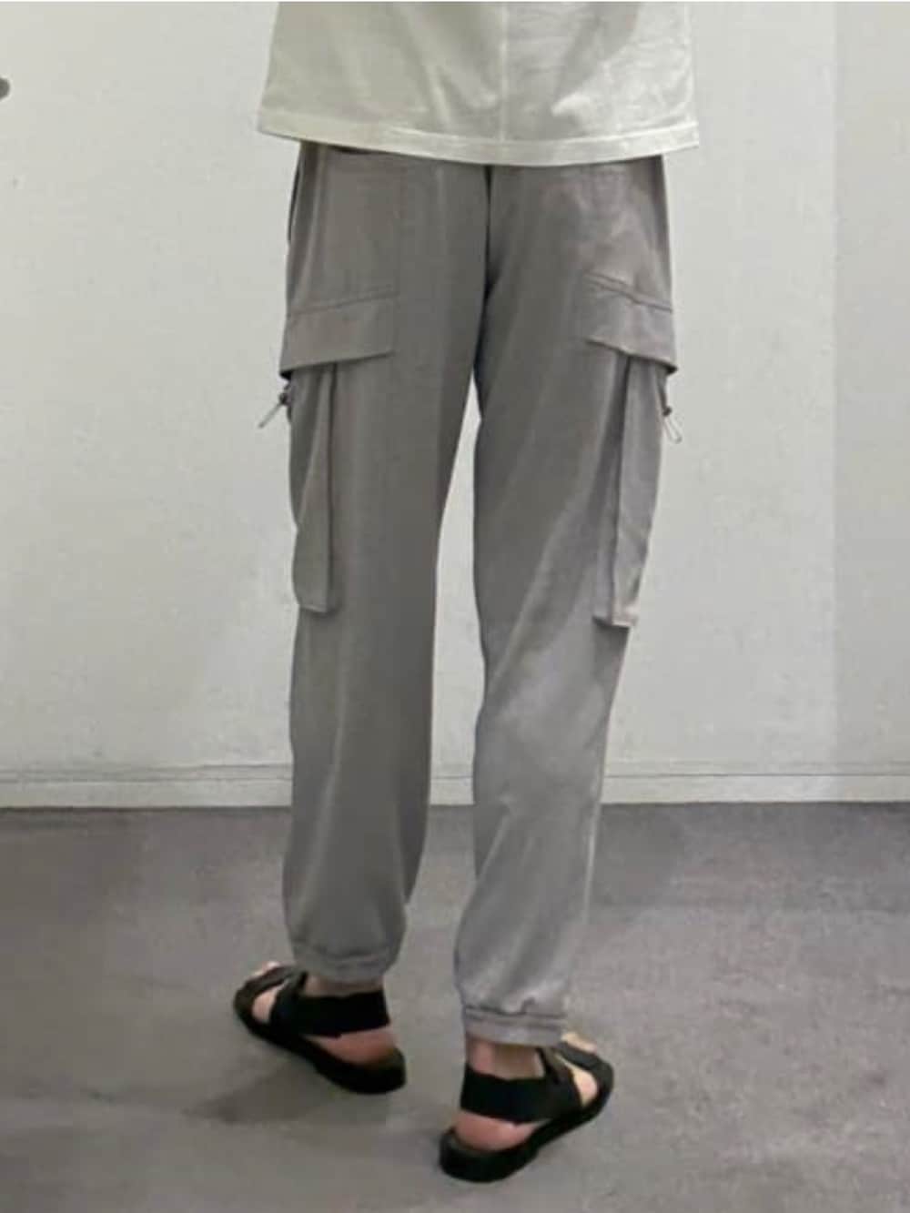 グレー系のカーゴパンツ、ホワイト系のTシャツ/カットソーを着用したメンズの春コーディネートの10枚目の写真