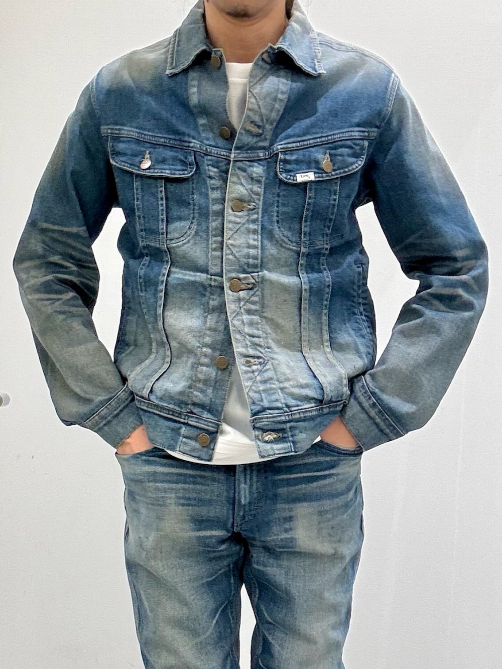 ブルー系のデニムジャケット、ブルー系のデニムパンツ、ブラック系のブーツを着用したメンズの春コーディネートの8枚目の写真