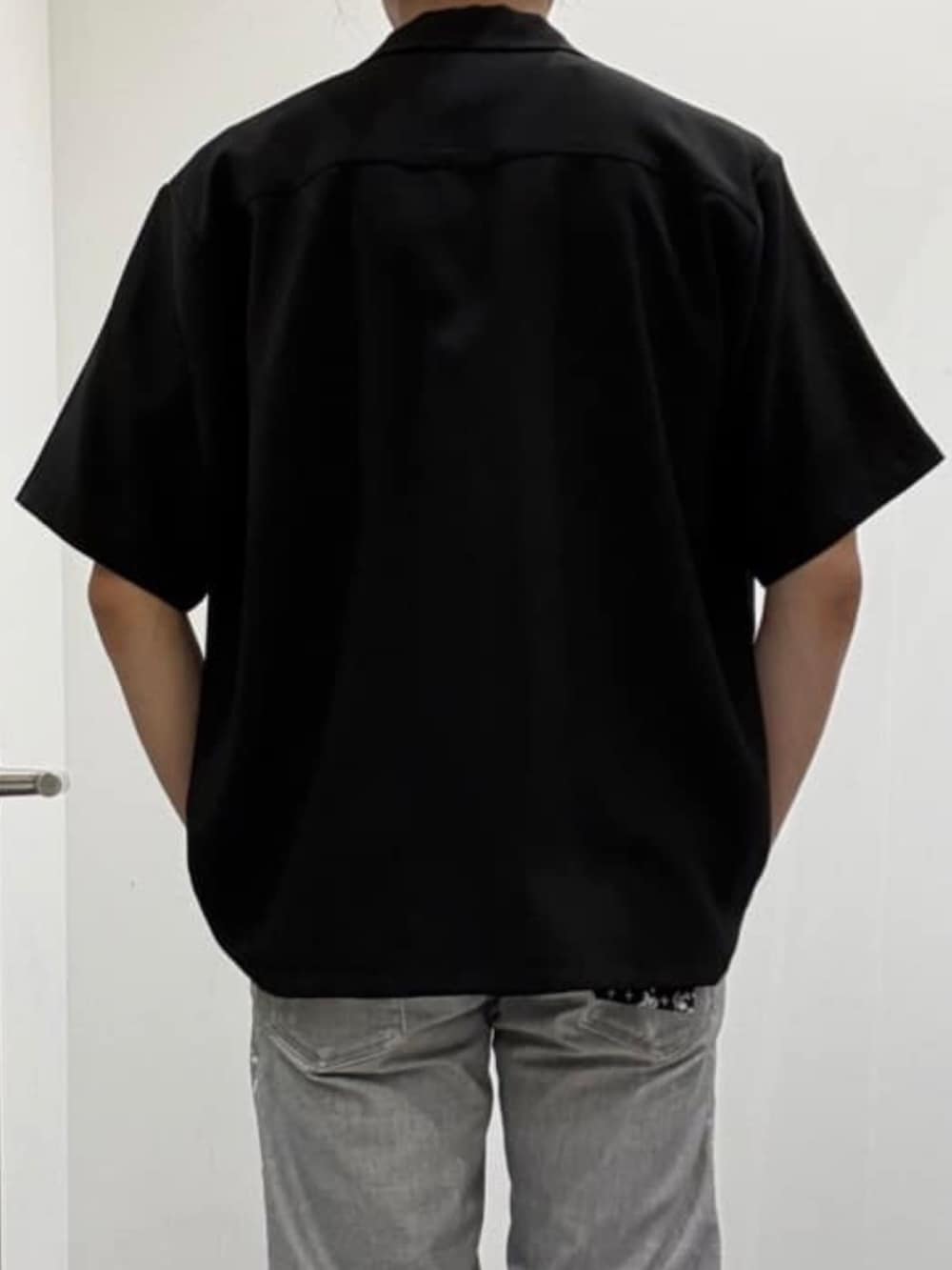 ホワイト系のスニーカー、グレー系のデニムパンツ、ホワイト系のTシャツ/カットソーを着用したメンズの夏コーディネートの5枚目の写真