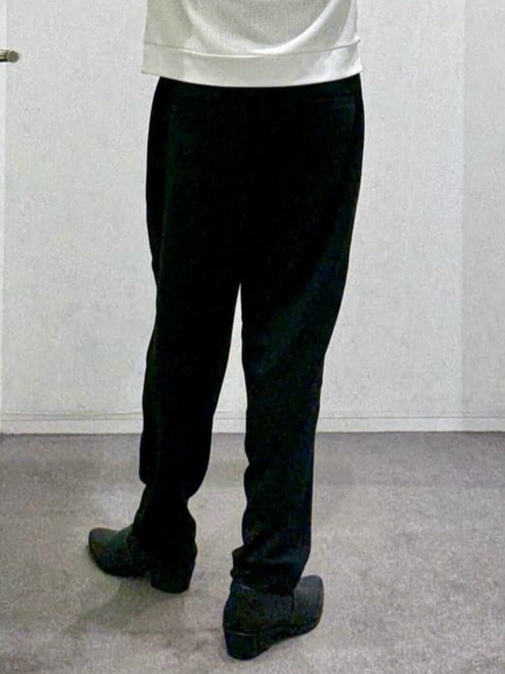 ホワイト系のTシャツ/カットソー、ブラック系のその他パンツ、ブラック系のライダースジャケットを着用したメンズの春コーディネートの10枚目の写真