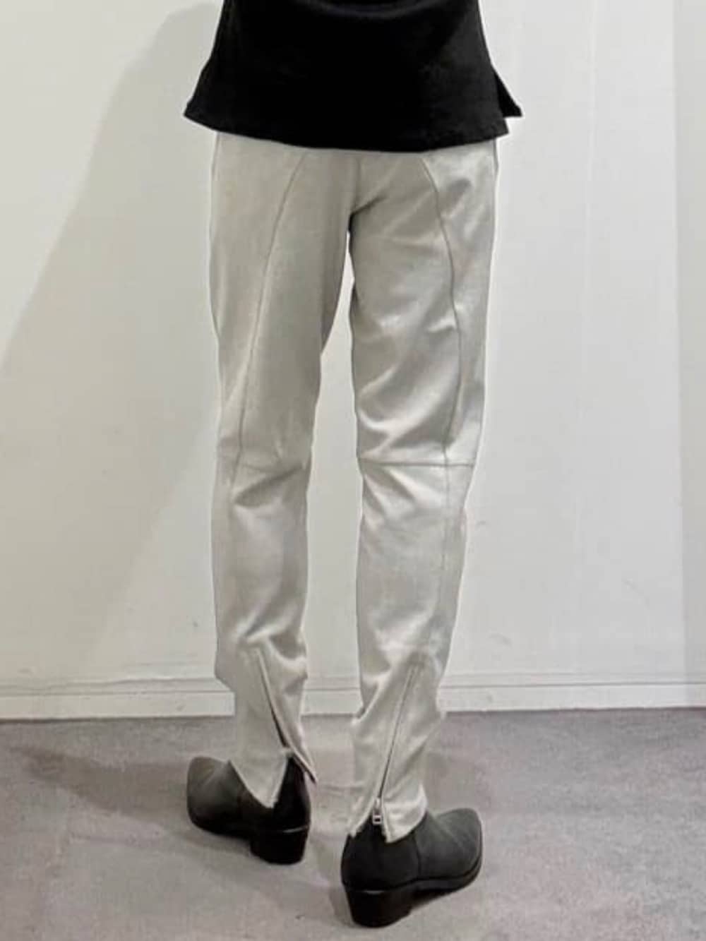 グレー系のその他パンツ、ブラック系のブーツ、ブラック系のセットアップを着用したメンズの秋コーディネートの10枚目の写真