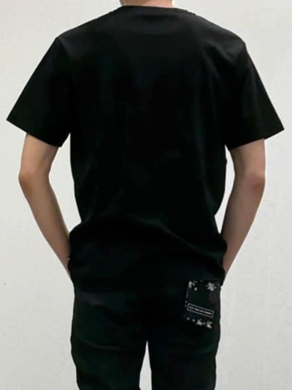 ブラック系のデニムパンツ、ブラック系のスリッポン、ブラック系のTシャツ/カットソーを着用したメンズの夏コーディネートの7枚目の写真