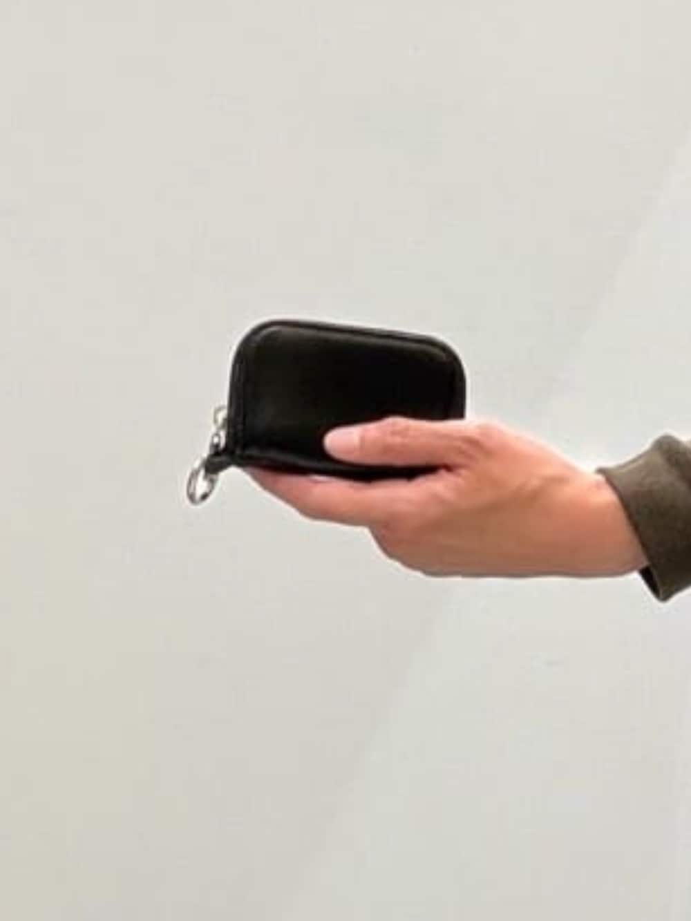 グレー系のチェスターコート、ブラック系のライダースジャケット、グリーン系のTシャツ/カットソーを着用したメンズの秋コーディネートの10枚目の写真