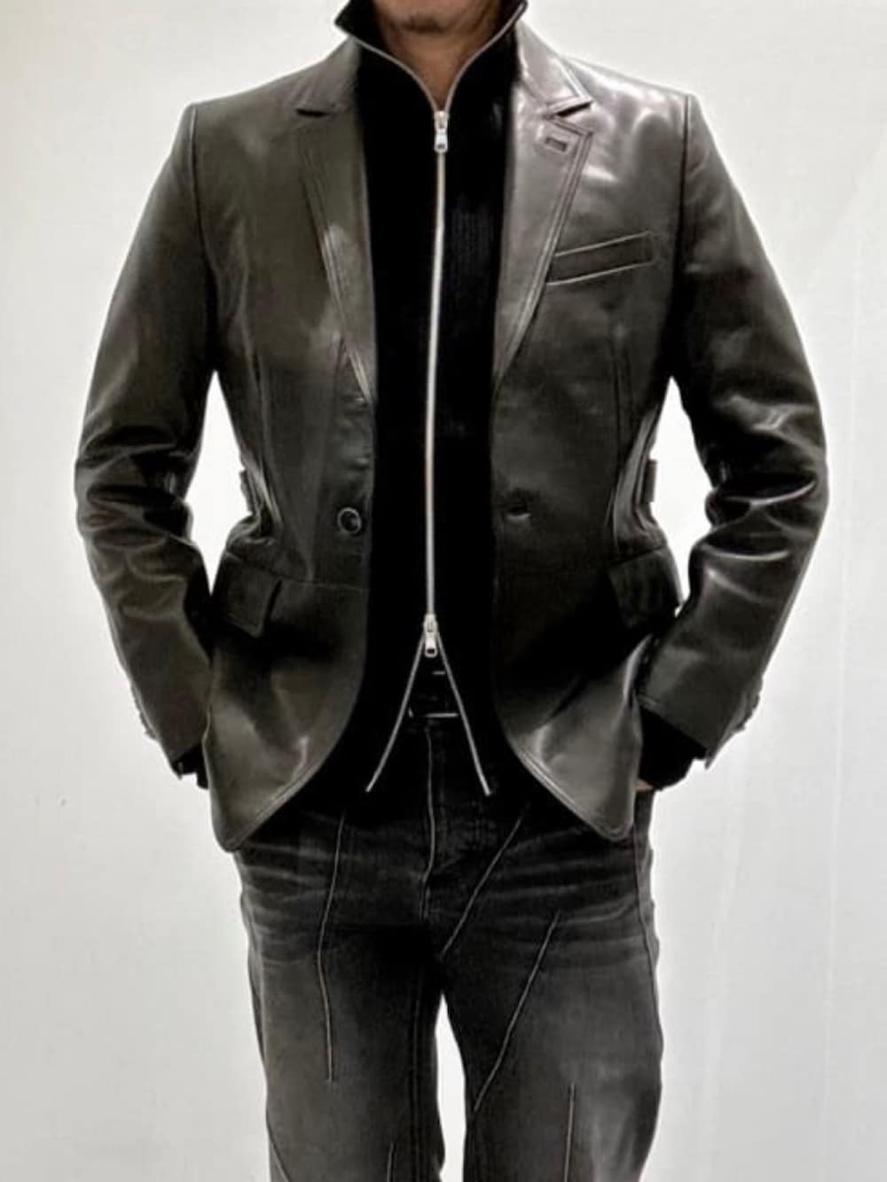 ブラック系のその他パンツ、ブラック系のブーツ、ブラック系のテーラードジャケットを着用したメンズの秋コーディネートの5枚目の写真