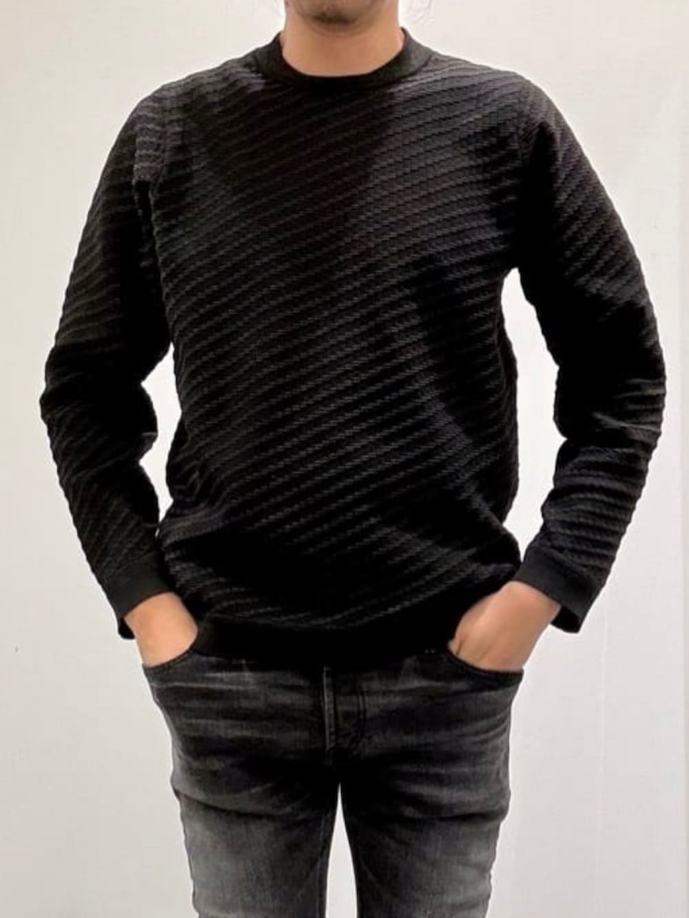 ブラック系のブーツ、ブラック系のデニムパンツ、グレー系のピーコートを着用したメンズの夏コーディネートの8枚目の写真