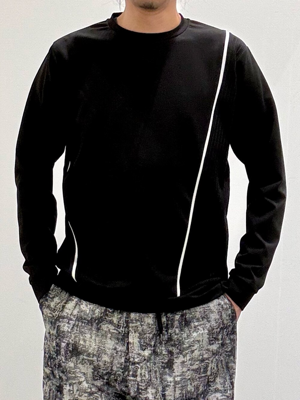 ブラック系のスニーカー、ブラック系のTシャツ/カットソー、ブラック系のその他パンツを着用したメンズの春コーディネートの4枚目の写真
