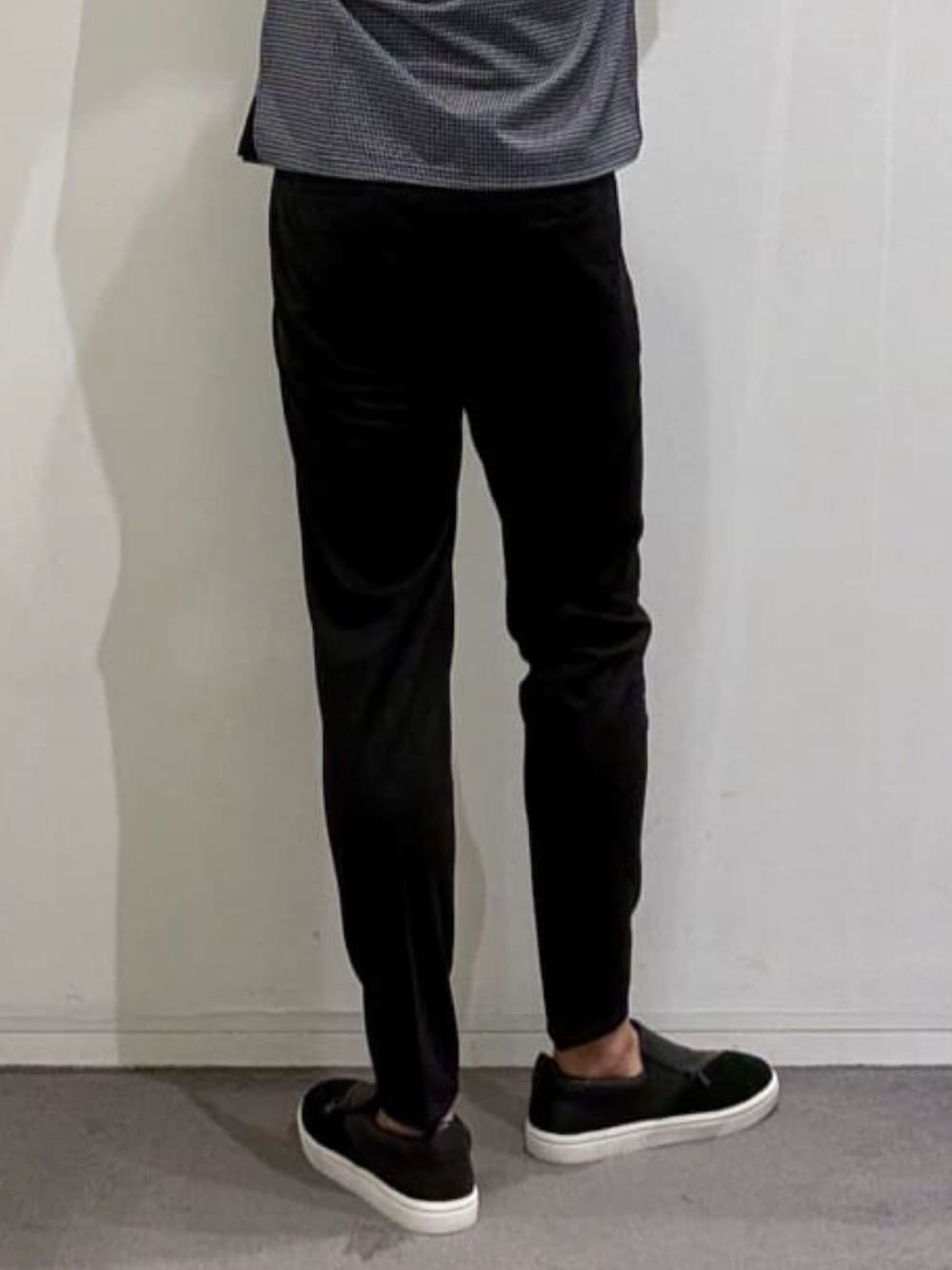 ブラック系のスニーカー、その他のTシャツ/カットソー、ブラック系のスラックスを着用したメンズの夏コーディネートの10枚目の写真