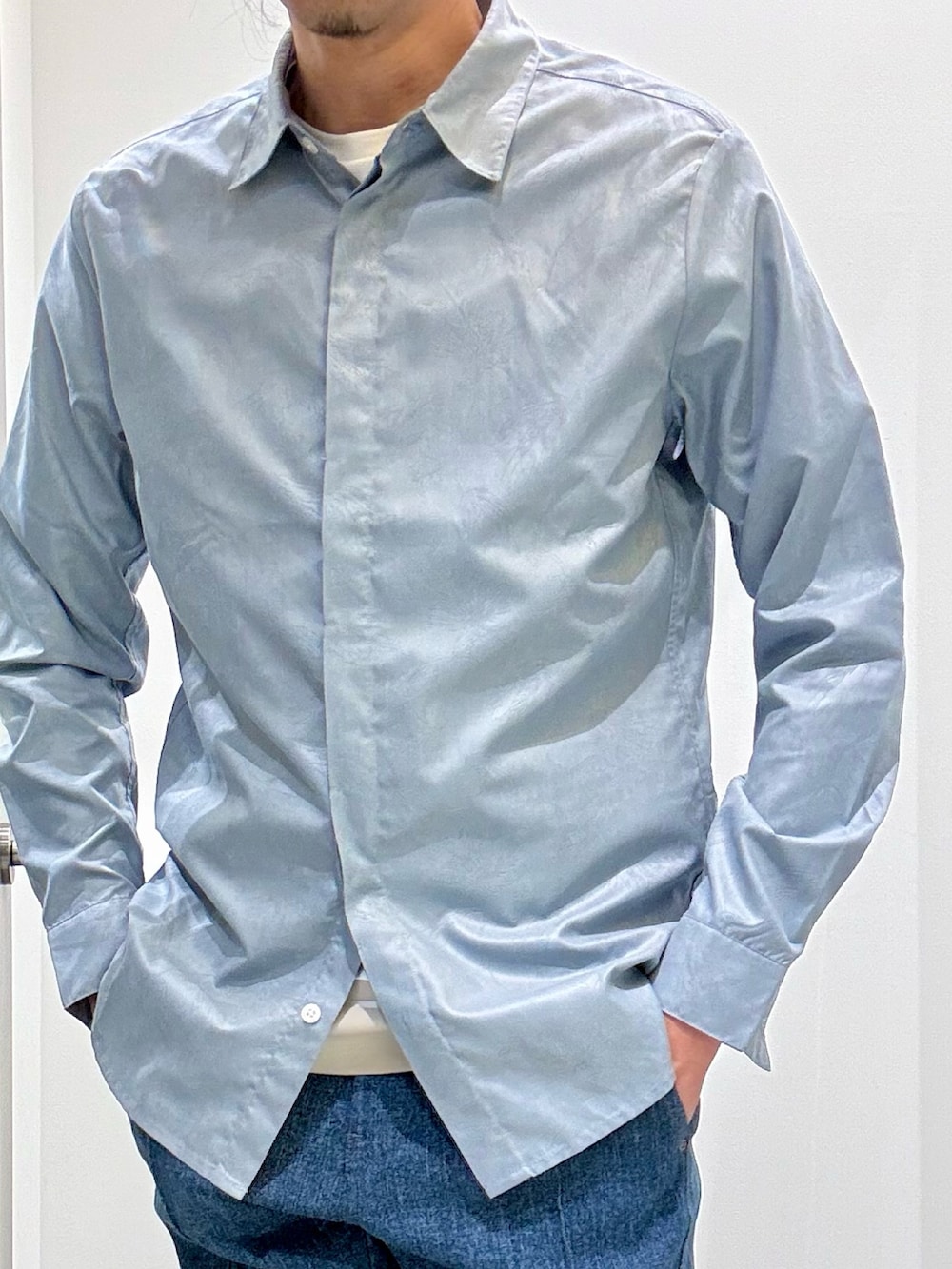 ホワイト系のスニーカー、ブルー系のシャツ/ブラウス、ホワイト系のTシャツ/カットソーを着用したメンズの春コーディネートの7枚目の写真