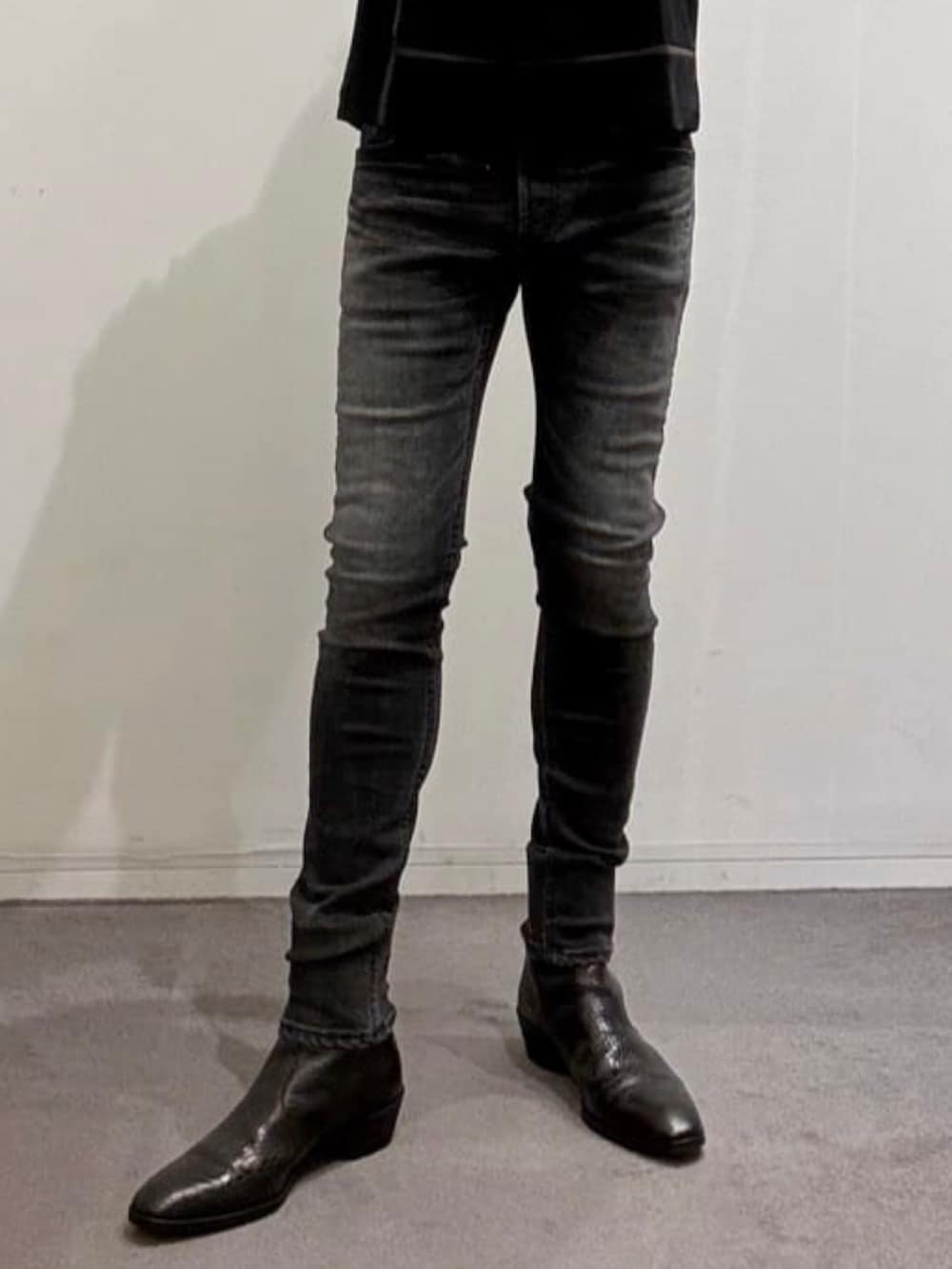 ブラック系のブーツ、ブラック系のデニムパンツ、その他のカーディガン/ボレロを着用したメンズの秋コーディネートの10枚目の写真