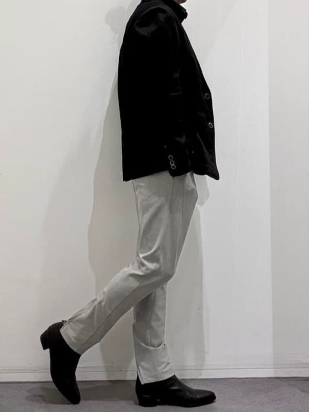 グレー系のその他パンツ、ブラック系のブーツ、ブラック系のセットアップを着用したメンズの秋コーディネートの3枚目の写真
