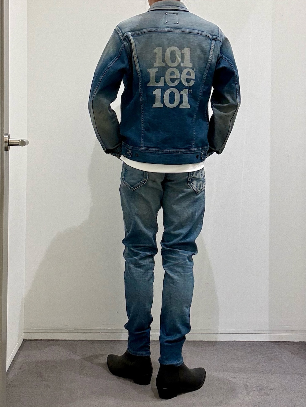 ブルー系のデニムジャケット、ブルー系のデニムパンツ、ブラック系のブーツを着用したメンズの春コーディネートの6枚目の写真