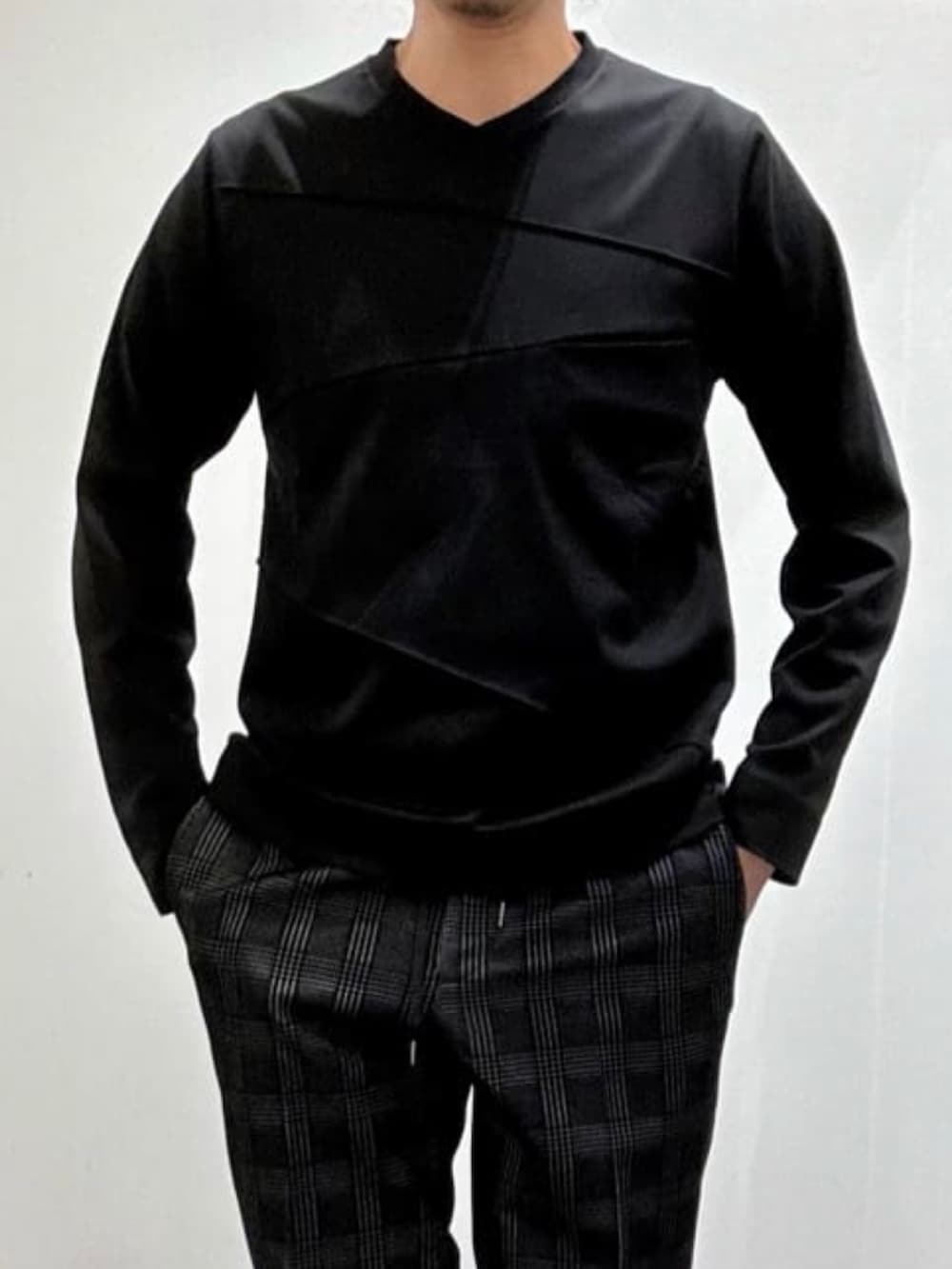 ブラック系のTシャツ/カットソー、ブラック系のダウンジャケット/コート、ブラック系のスリッポンを着用したメンズの夏コーディネートの9枚目の写真