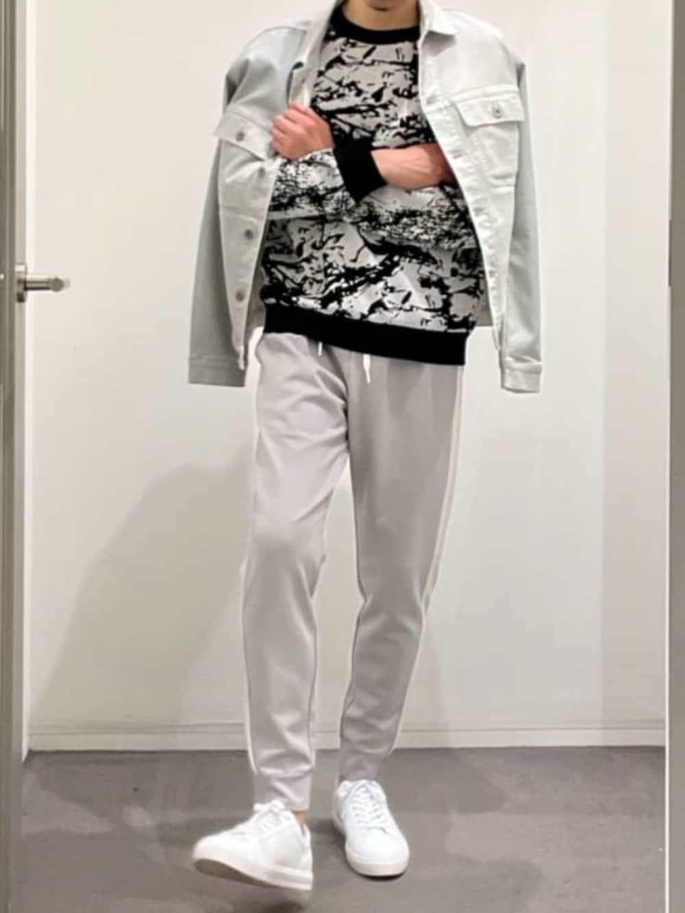 シルバー系のデニムジャケット、ブラック系のニット/セーター、グレー系のスウェットパンツを着用したメンズの夏コーディネートの4枚目の写真