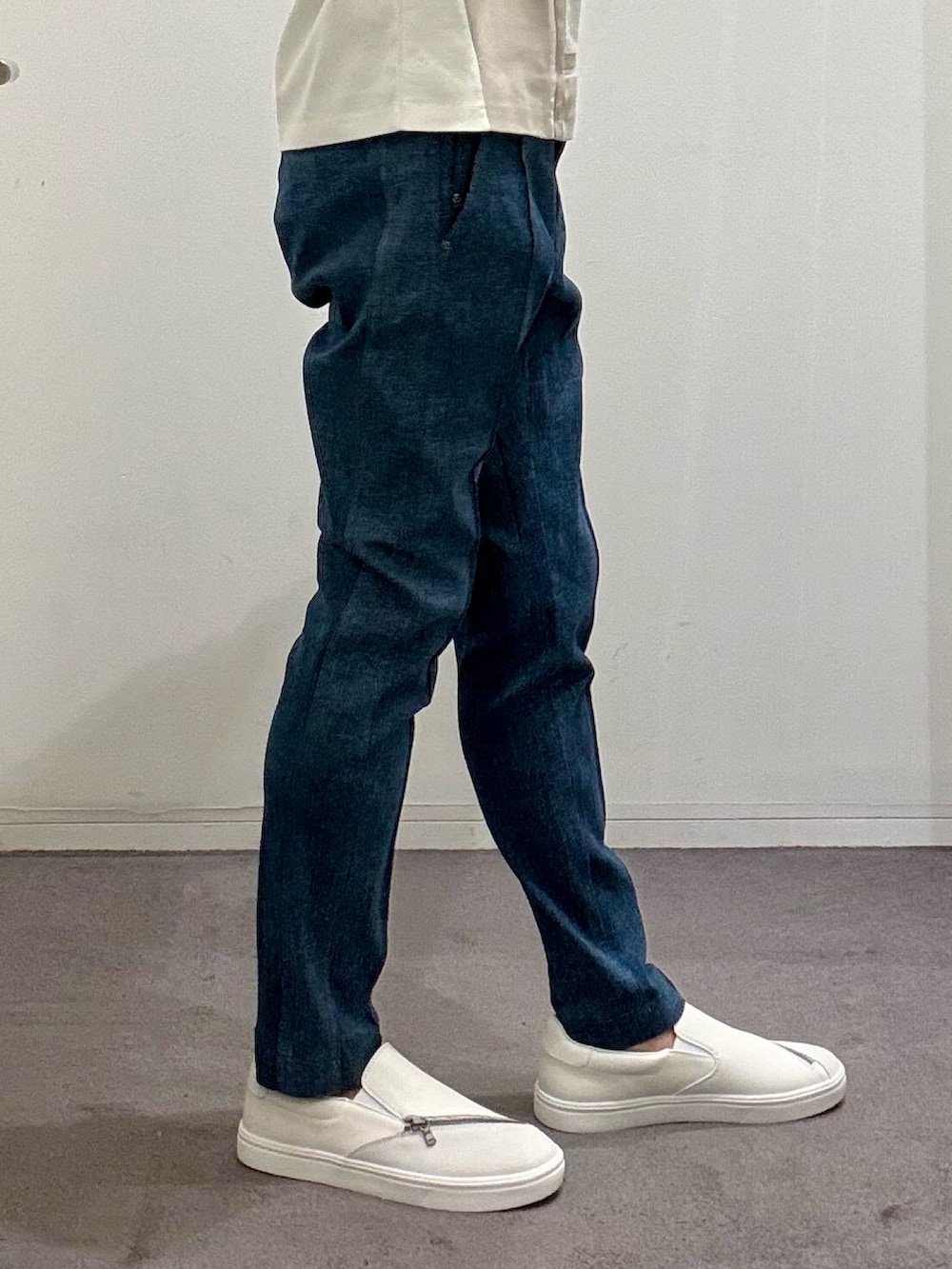 ホワイト系のスニーカー、ブルー系のシャツ/ブラウス、ホワイト系のTシャツ/カットソーを着用したメンズの春コーディネートの10枚目の写真