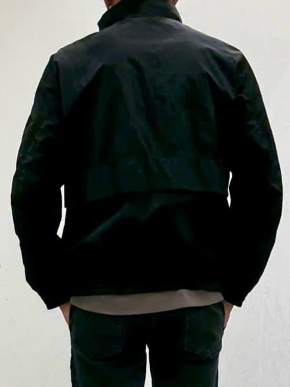ブラック系のブルゾン、ベージュ系のTシャツ/カットソー、ブラック系のブーツを着用したメンズの春コーディネートの7枚目の写真