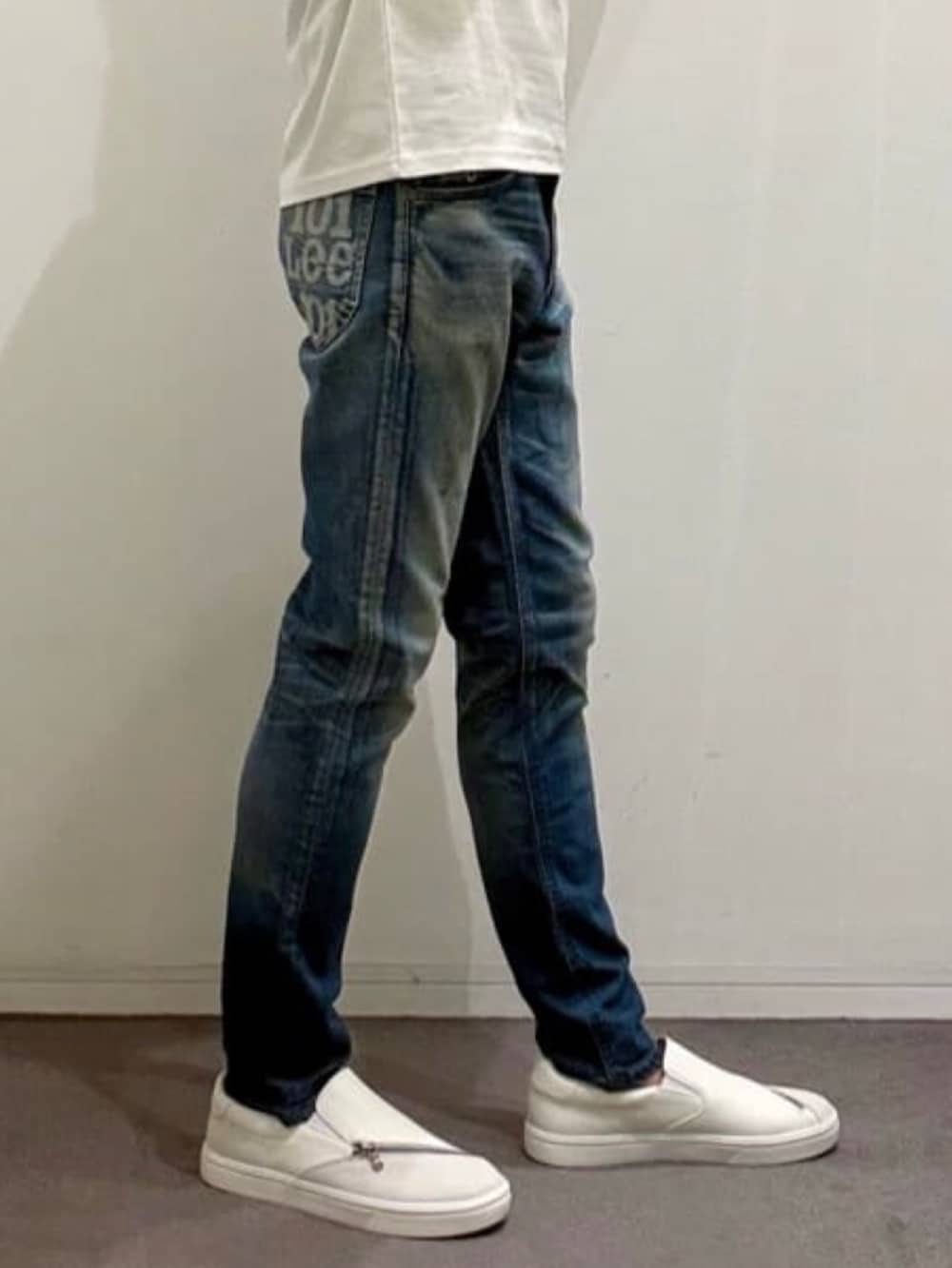 ホワイト系のTシャツ/カットソー、ブルー系のデニムパンツ、ホワイト系のスニーカーを着用したメンズの夏コーディネートの10枚目の写真