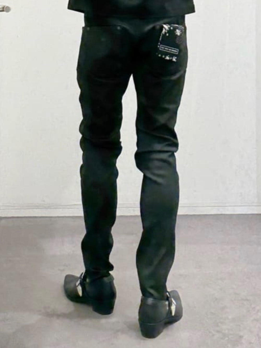 ブラック系のデニムパンツ、ブラック系のスリッポン、ブラック系のTシャツ/カットソーを着用したメンズの夏コーディネートの10枚目の写真
