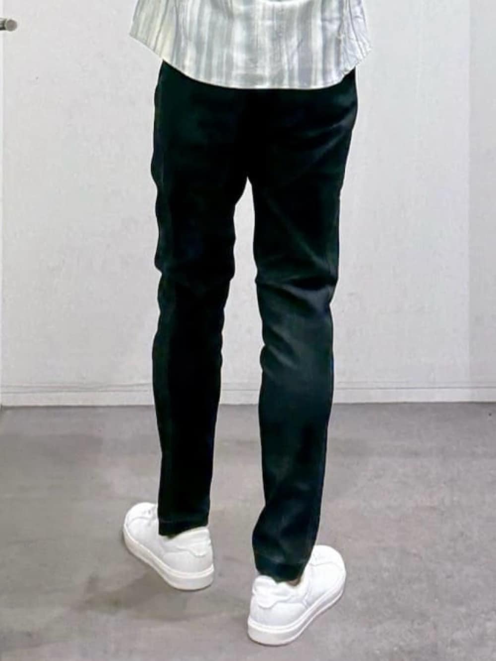 ホワイト系のスニーカー、ブルー系のデニムパンツ、グレー系のシャツ/ブラウスを着用したメンズの春コーディネートの10枚目の写真