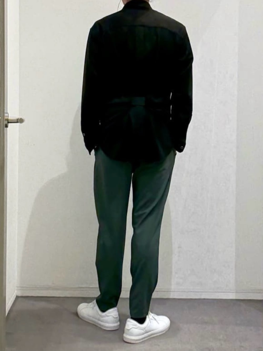 グレー系のニット/セーター、ブラック系のシャツ/ブラウス、グリーン系のその他パンツを着用したメンズの春コーディネートの3枚目の写真