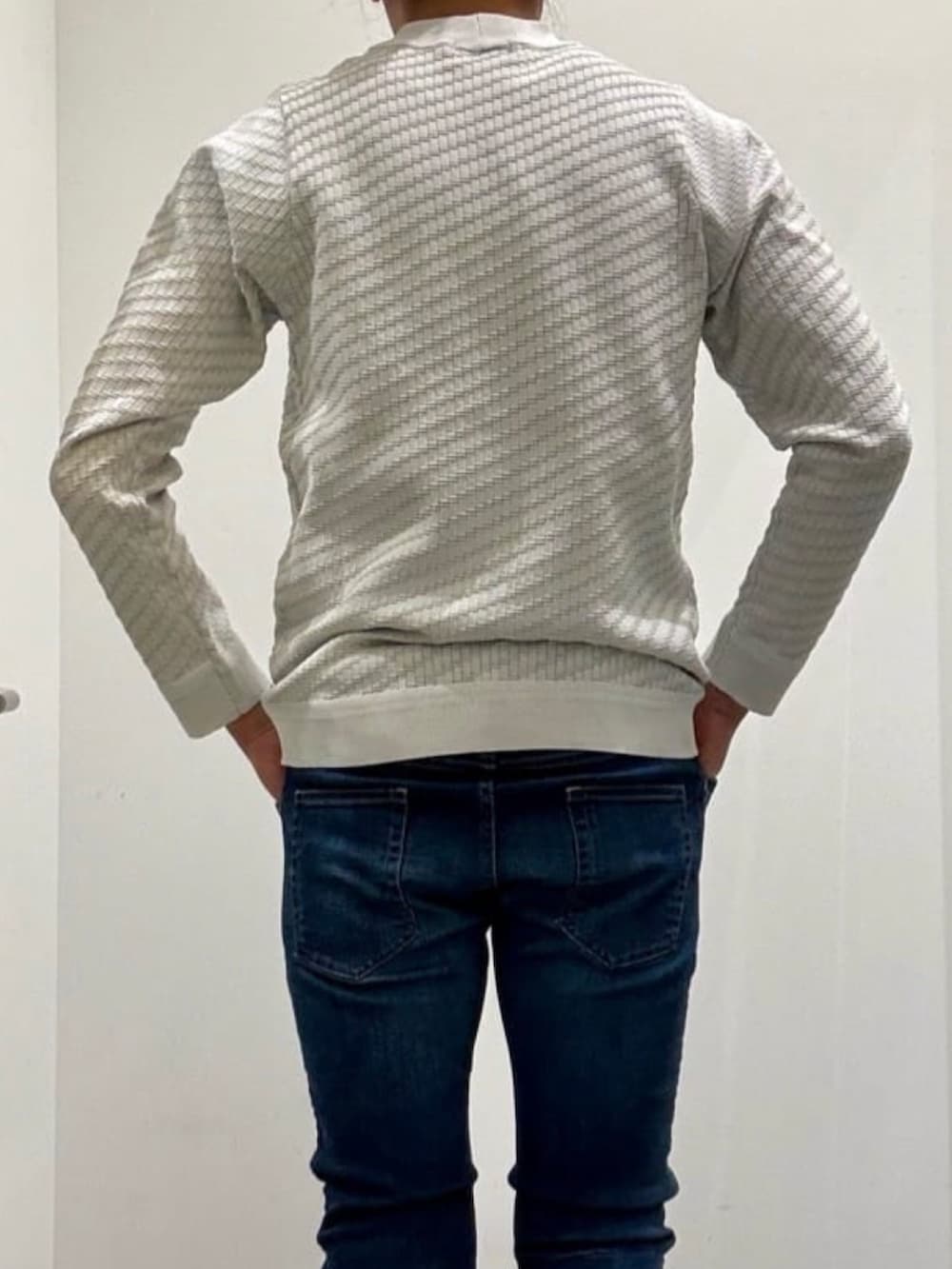 ブルー系のセットアップ、グレー系のニット/セーター、ブルー系のデニムパンツを着用したメンズの秋コーディネートの8枚目の写真