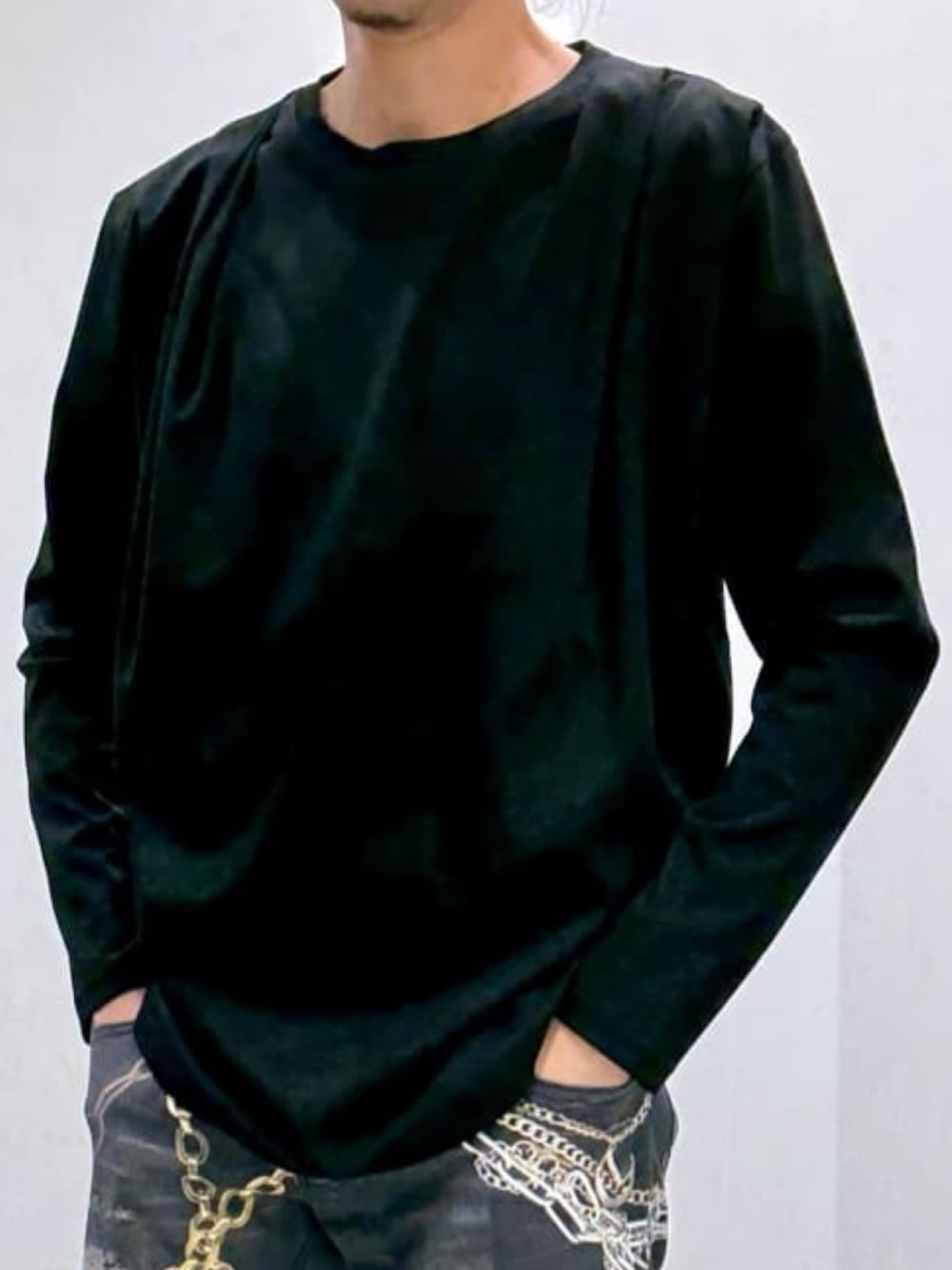 ブラック系のTシャツ/カットソー、ホワイト系のスニーカー、ブラック系のデニムパンツを着用したメンズの春コーディネートの6枚目の写真