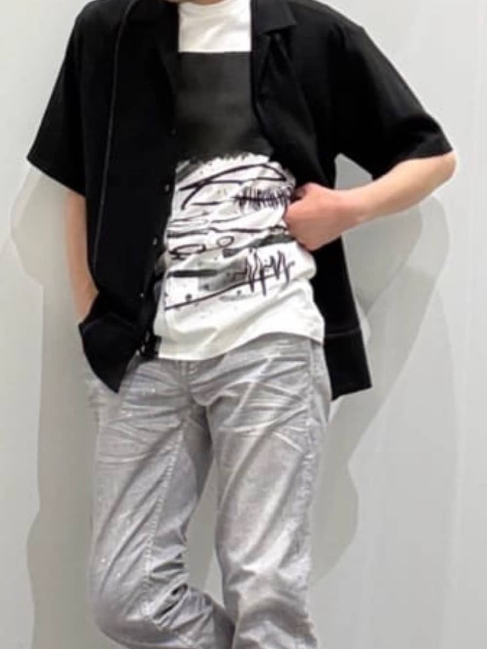 ホワイト系のスニーカー、グレー系のデニムパンツ、ホワイト系のTシャツ/カットソーを着用したメンズの夏コーディネートの2枚目の写真