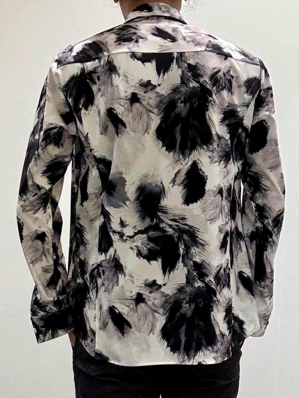 ブラック系のシャツ/ブラウス、ブラック系のTシャツ/カットソー、ブラック系のその他パンツを着用したメンズの春コーディネートの6枚目の写真