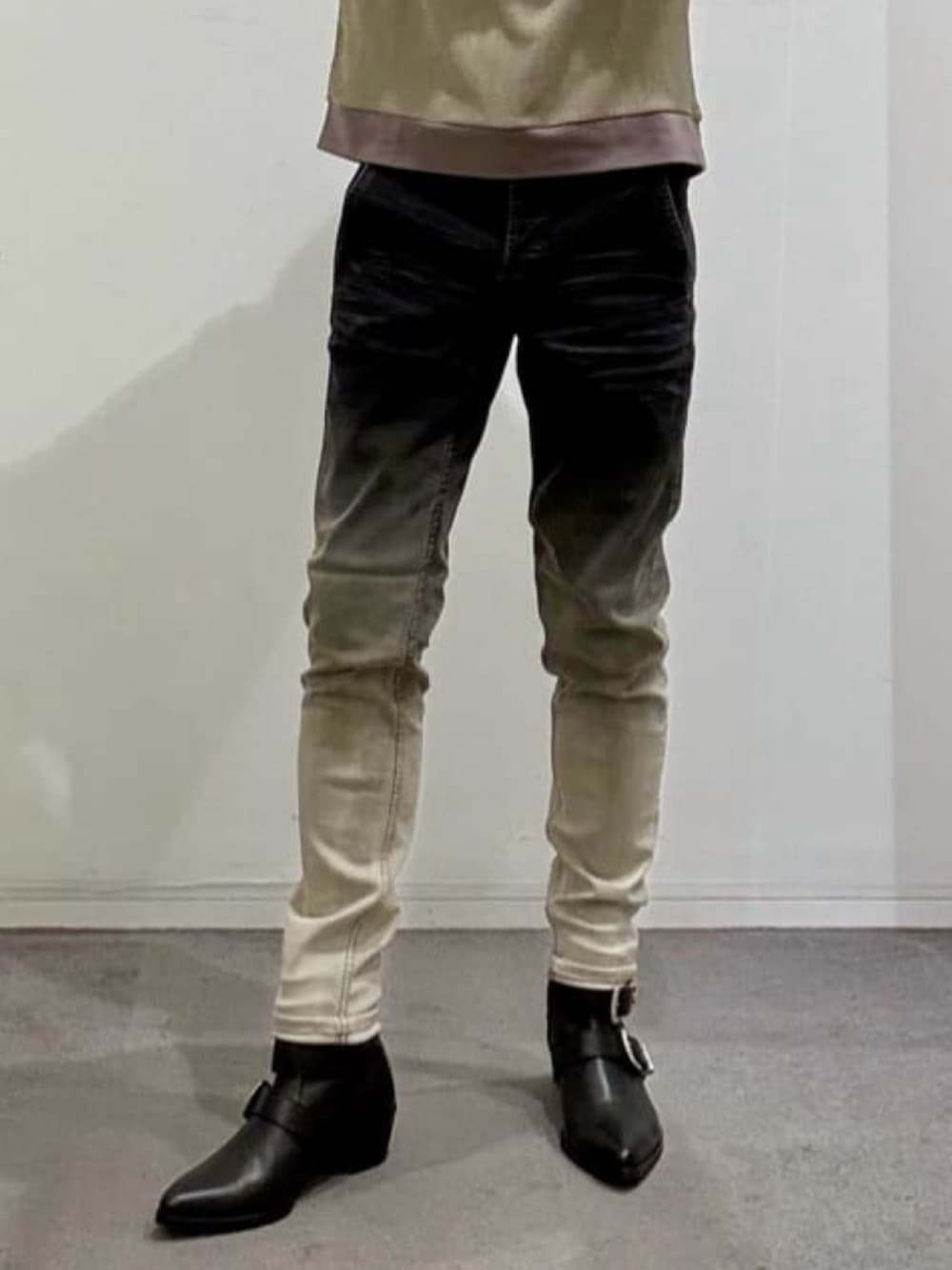 ブラック系のブルゾン、ベージュ系のTシャツ/カットソー、ブラック系のブーツを着用したメンズの春コーディネートの9枚目の写真