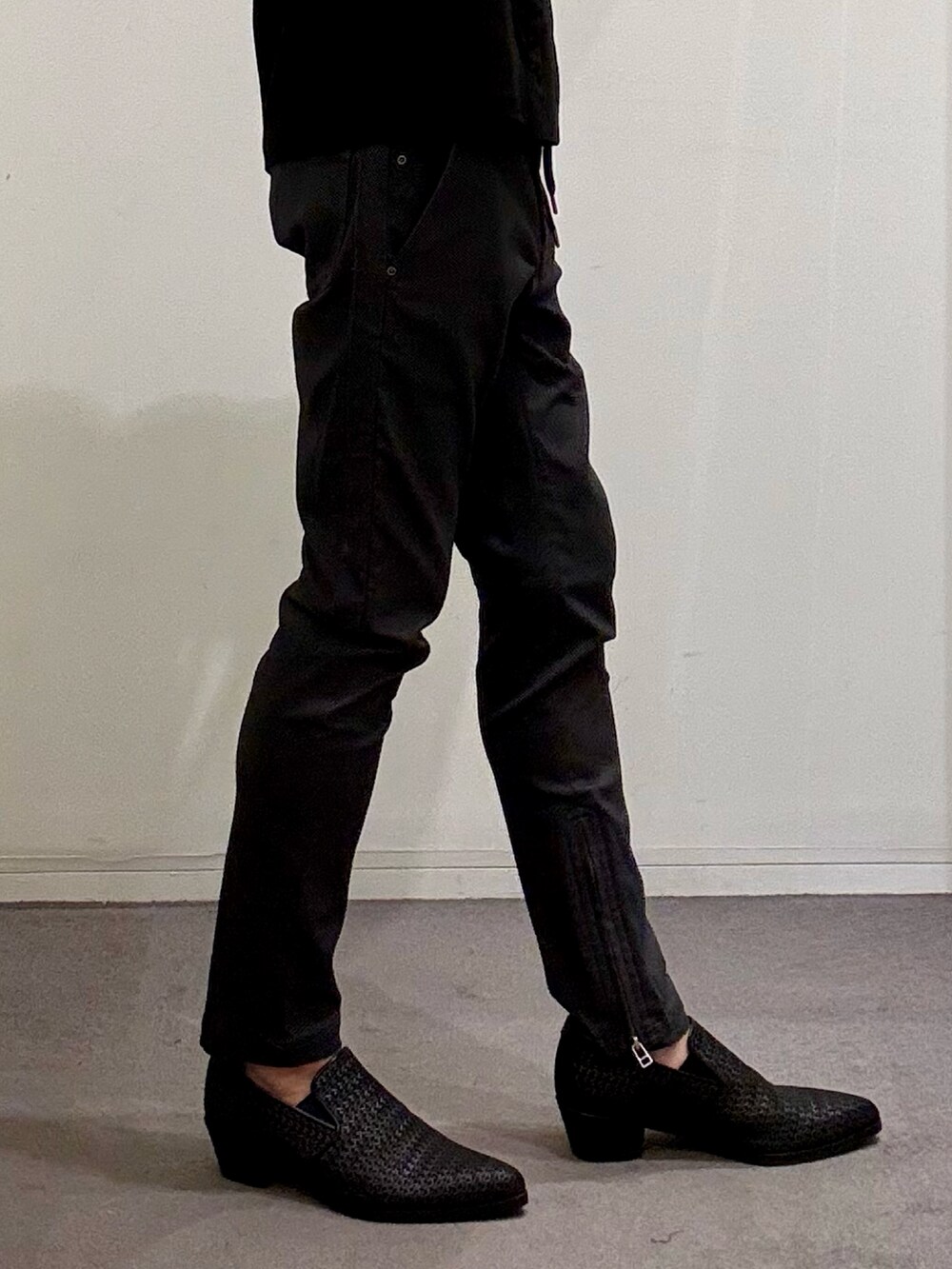 ブラック系のシャツ/ブラウス、ブラック系のTシャツ/カットソー、ブラック系のその他パンツを着用したメンズの春コーディネートの10枚目の写真