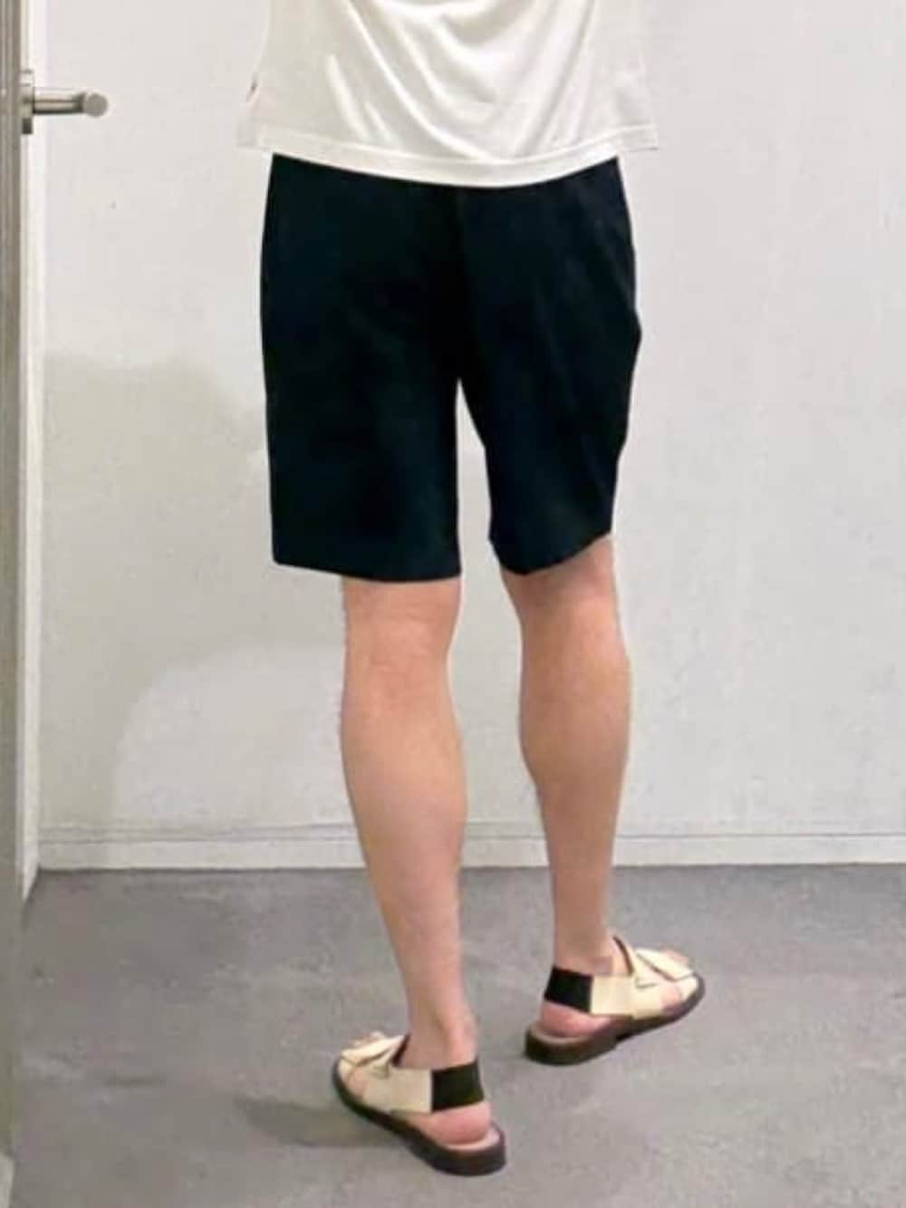 ブルー系のスラックス、ホワイト系のTシャツ/カットソーを着用したメンズの夏コーディネートの10枚目の写真