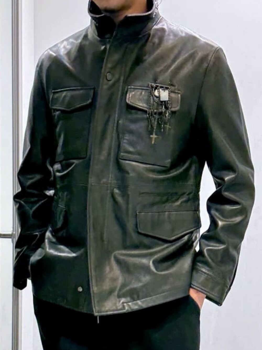 ホワイト系のTシャツ/カットソー、ブラック系のその他パンツ、ブラック系のライダースジャケットを着用したメンズの春コーディネートの4枚目の写真