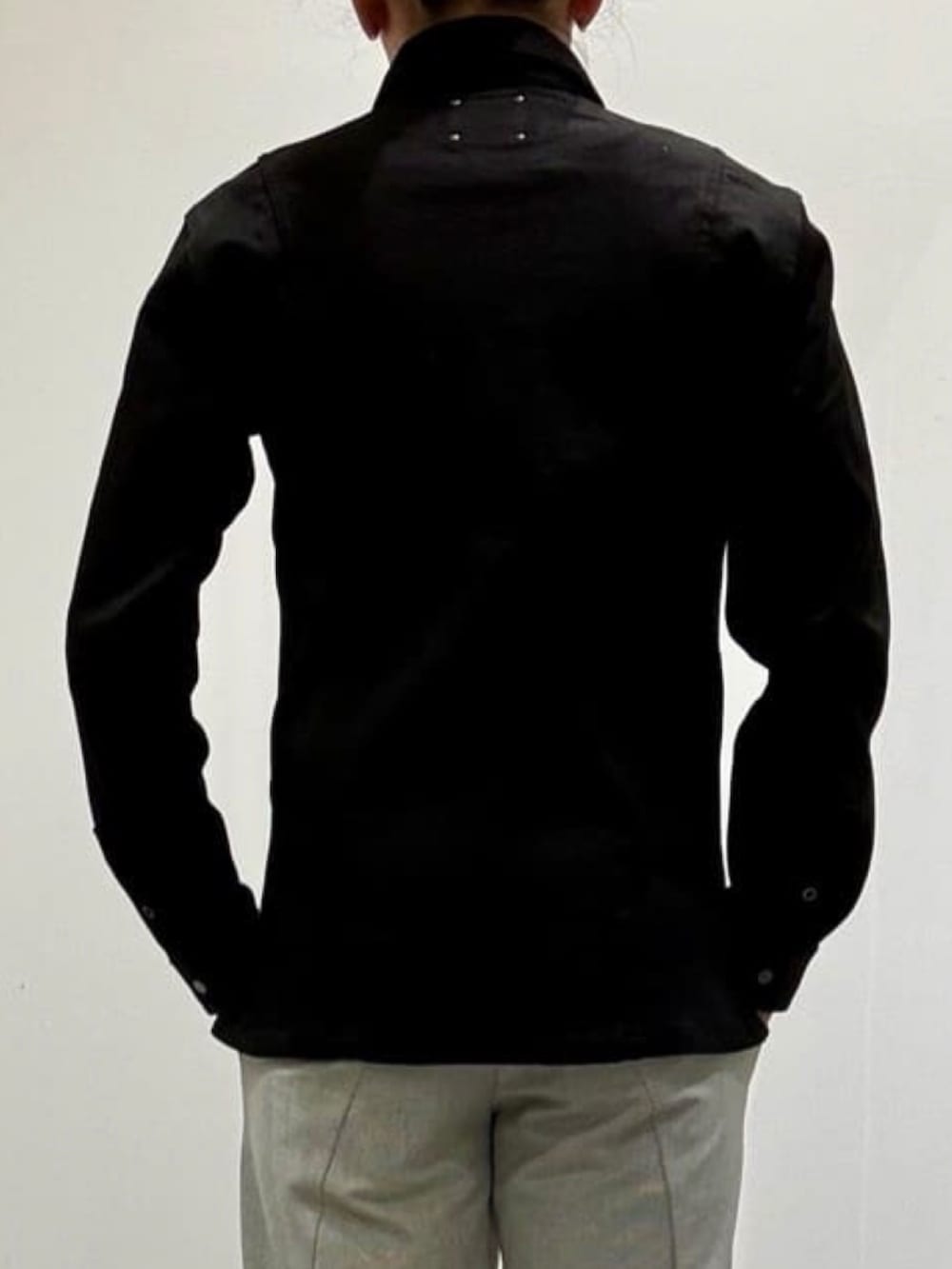 グレー系のその他パンツ、ブラック系のブーツ、ブラック系のセットアップを着用したメンズの秋コーディネートの8枚目の写真