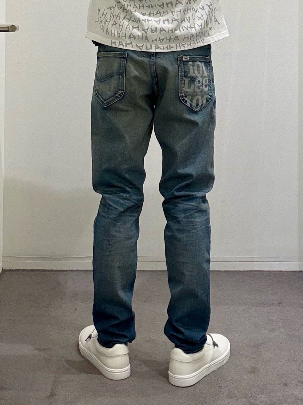 ホワイト系のスニーカー、ブルー系のデニムパンツ、ブルー系のテーラードジャケットを着用したメンズの春コーディネートの10枚目の写真