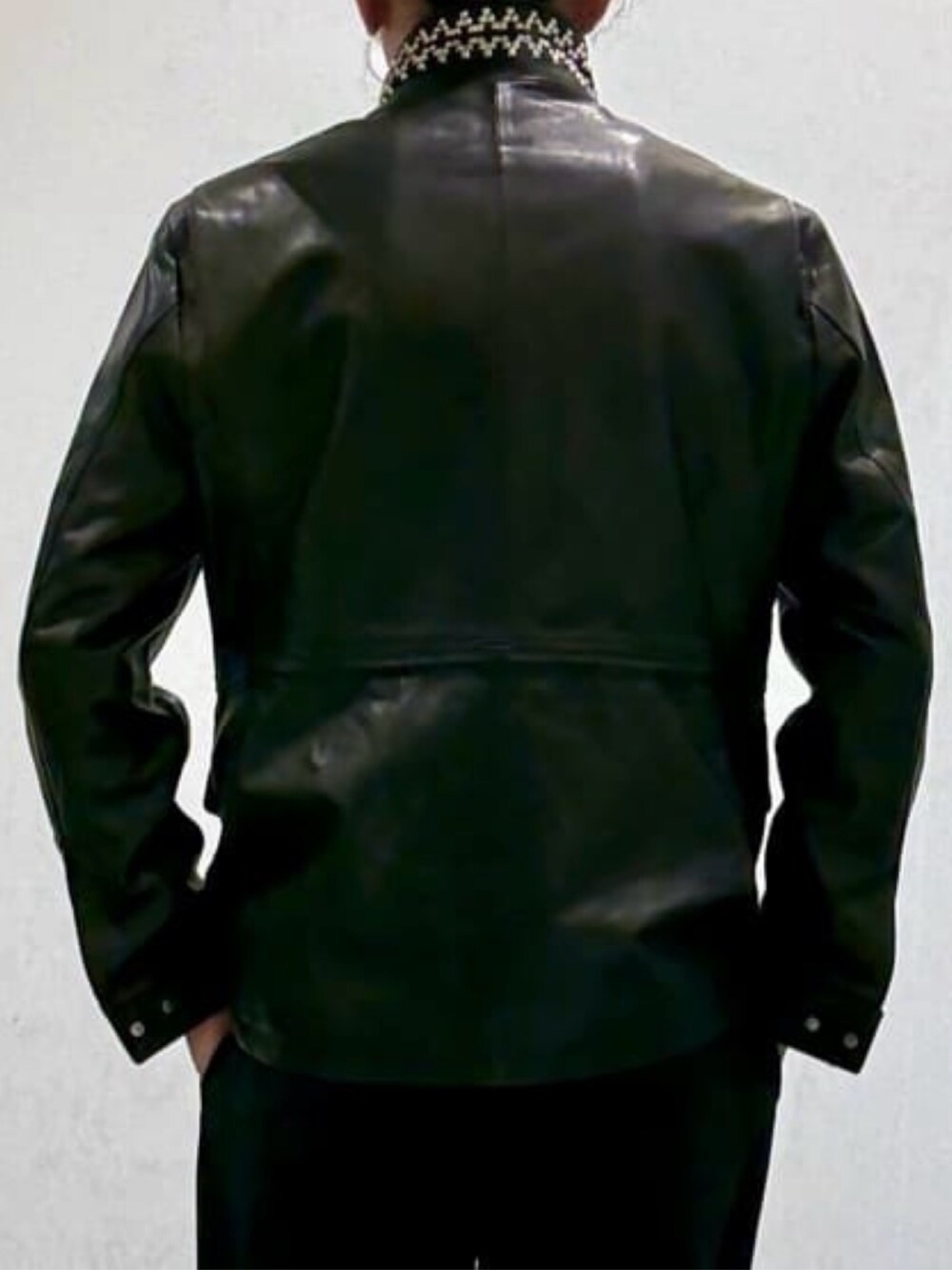 ホワイト系のTシャツ/カットソー、ブラック系のその他パンツ、ブラック系のライダースジャケットを着用したメンズの春コーディネートの6枚目の写真