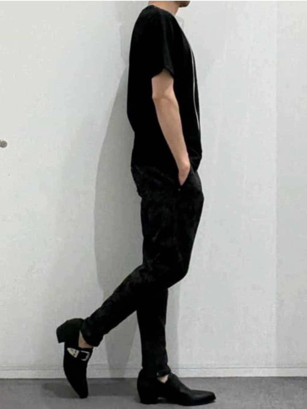 ブラック系のスリッポン、ブラック系のTシャツ/カットソー、ブラック系のその他パンツを着用したメンズの夏コーディネートの2枚目の写真