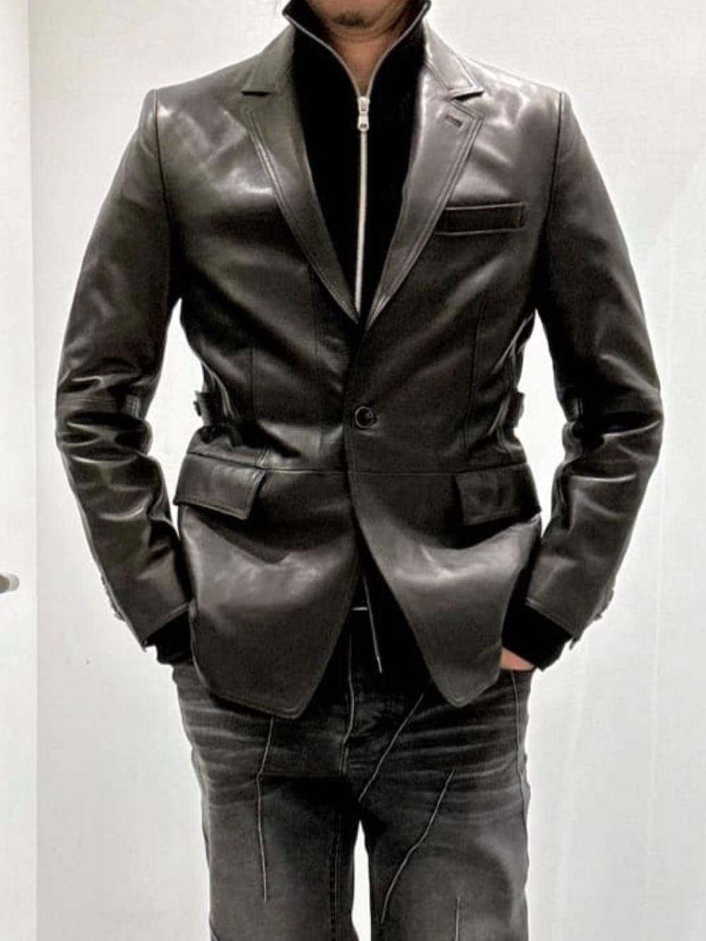 ブラック系のその他パンツ、ブラック系のブーツ、ブラック系のテーラードジャケットを着用したメンズの秋コーディネートの6枚目の写真