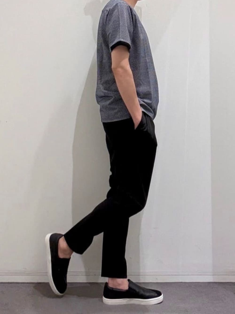 ブラック系のスニーカー、その他のTシャツ/カットソー、ブラック系のスラックスを着用したメンズの夏コーディネートの2枚目の写真