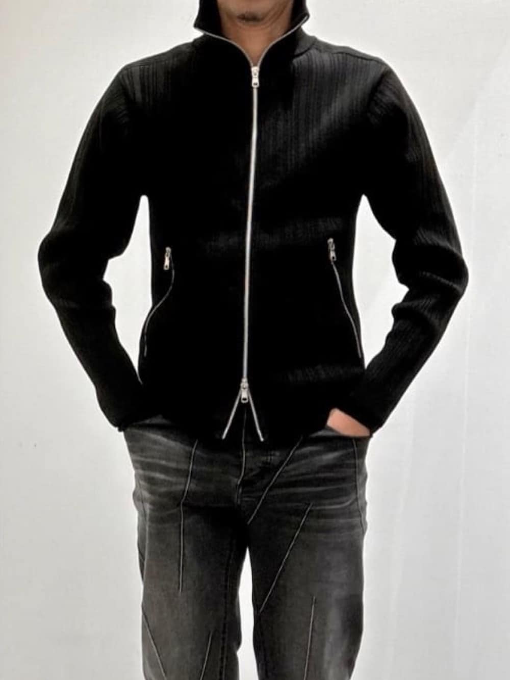 ブラック系のその他パンツ、ブラック系のブーツ、ブラック系のテーラードジャケットを着用したメンズの秋コーディネートの8枚目の写真