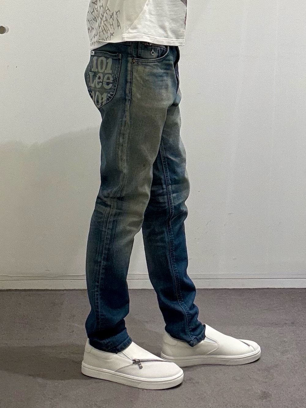 ホワイト系のスニーカー、ブルー系のデニムパンツ、ブルー系のテーラードジャケットを着用したメンズの春コーディネートの9枚目の写真