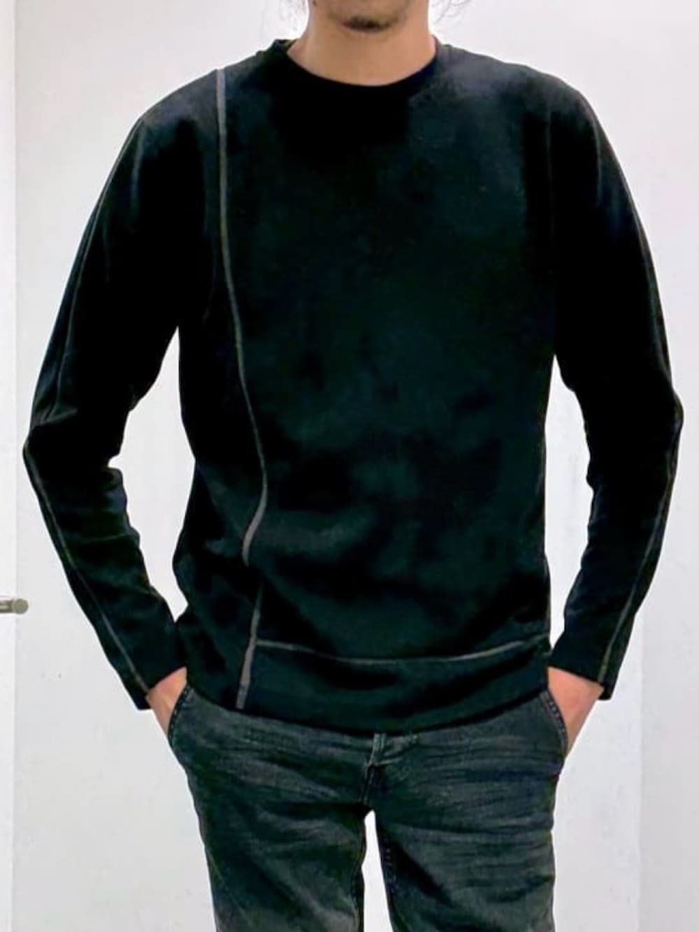 ブラック系のテーラードジャケット、ブラック系のTシャツ/カットソー、ブラック系のデニムパンツを着用したメンズの春コーディネートの7枚目の写真