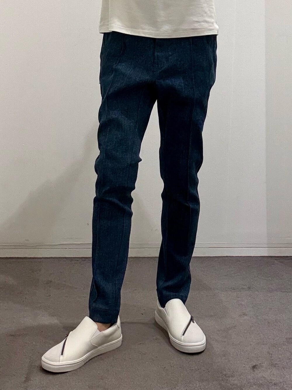 ブルー系のテーラードジャケット、ブルー系のデニムパンツ、ホワイト系のTシャツ/カットソーを着用したメンズの春コーディネートの9枚目の写真