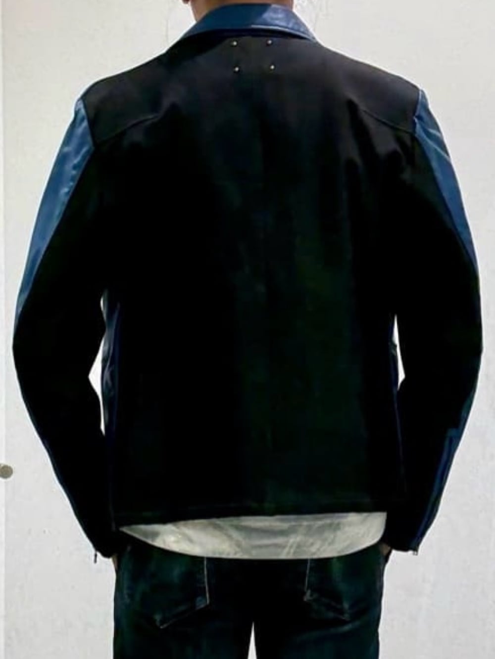 ブルー系のブルゾン、ホワイト系のTシャツ/カットソー、ブラック系のスリッポンを着用したメンズの春コーディネートの7枚目の写真