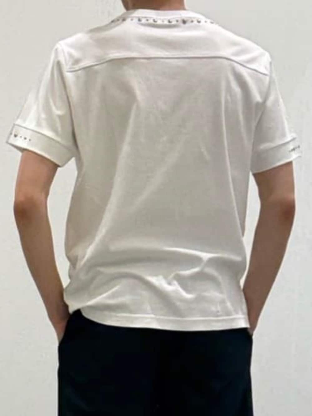 ブルー系のスラックス、ホワイト系のTシャツ/カットソーを着用したメンズの夏コーディネートの6枚目の写真