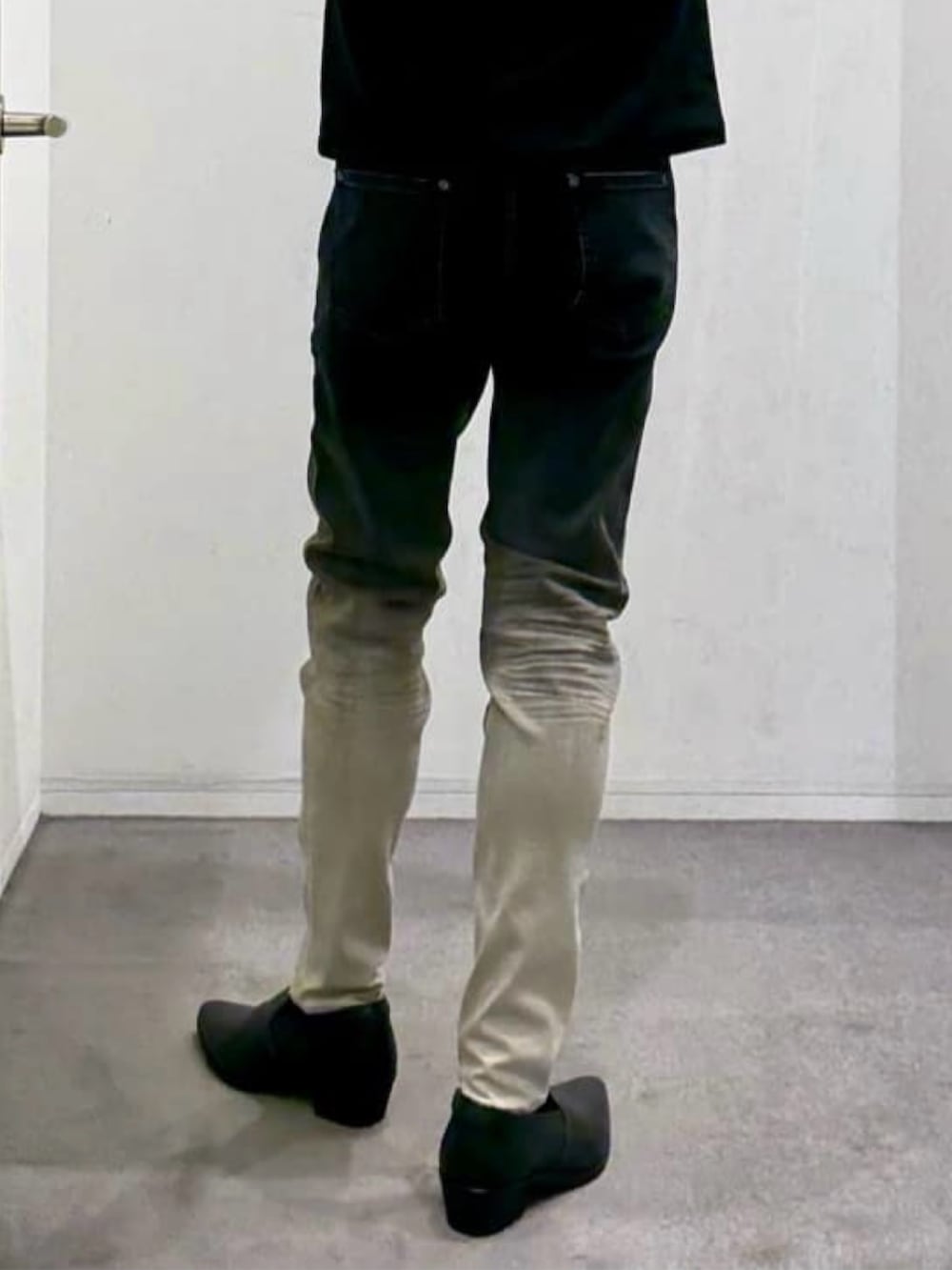 ブラック系のテーラードジャケット、ブラック系のTシャツ/カットソー、ブラック系のデニムパンツを着用したメンズの春コーディネートの10枚目の写真