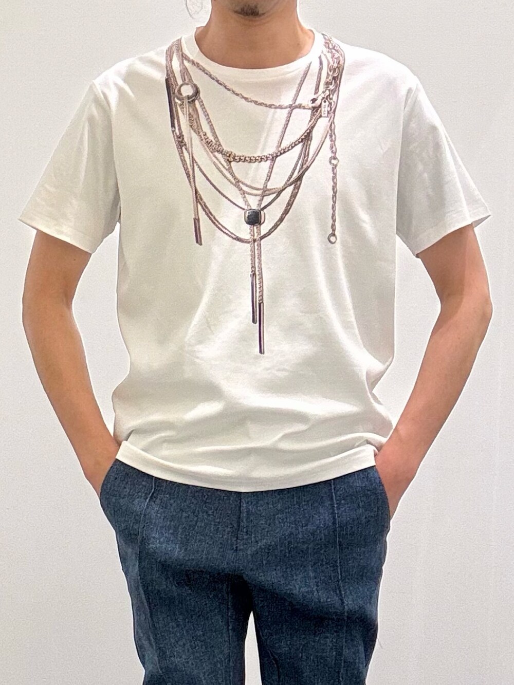 ブルー系のテーラードジャケット、ブルー系のデニムパンツ、ホワイト系のTシャツ/カットソーを着用したメンズの春コーディネートの7枚目の写真