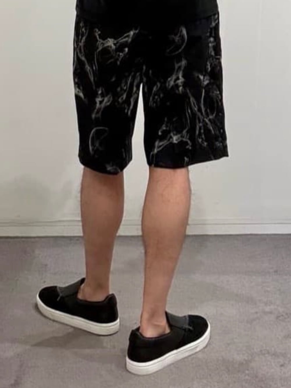 ブラック系のその他パンツ、ブラック系のスニーカー、ブラック系のシャツ/ブラウスを着用したメンズの夏コーディネートの10枚目の写真