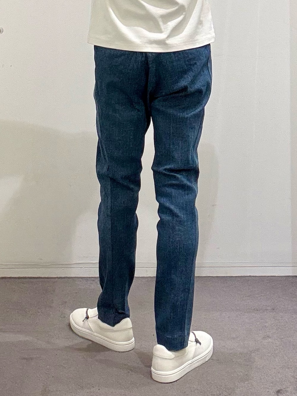ブルー系のテーラードジャケット、ブルー系のデニムパンツ、ホワイト系のTシャツ/カットソーを着用したメンズの春コーディネートの10枚目の写真