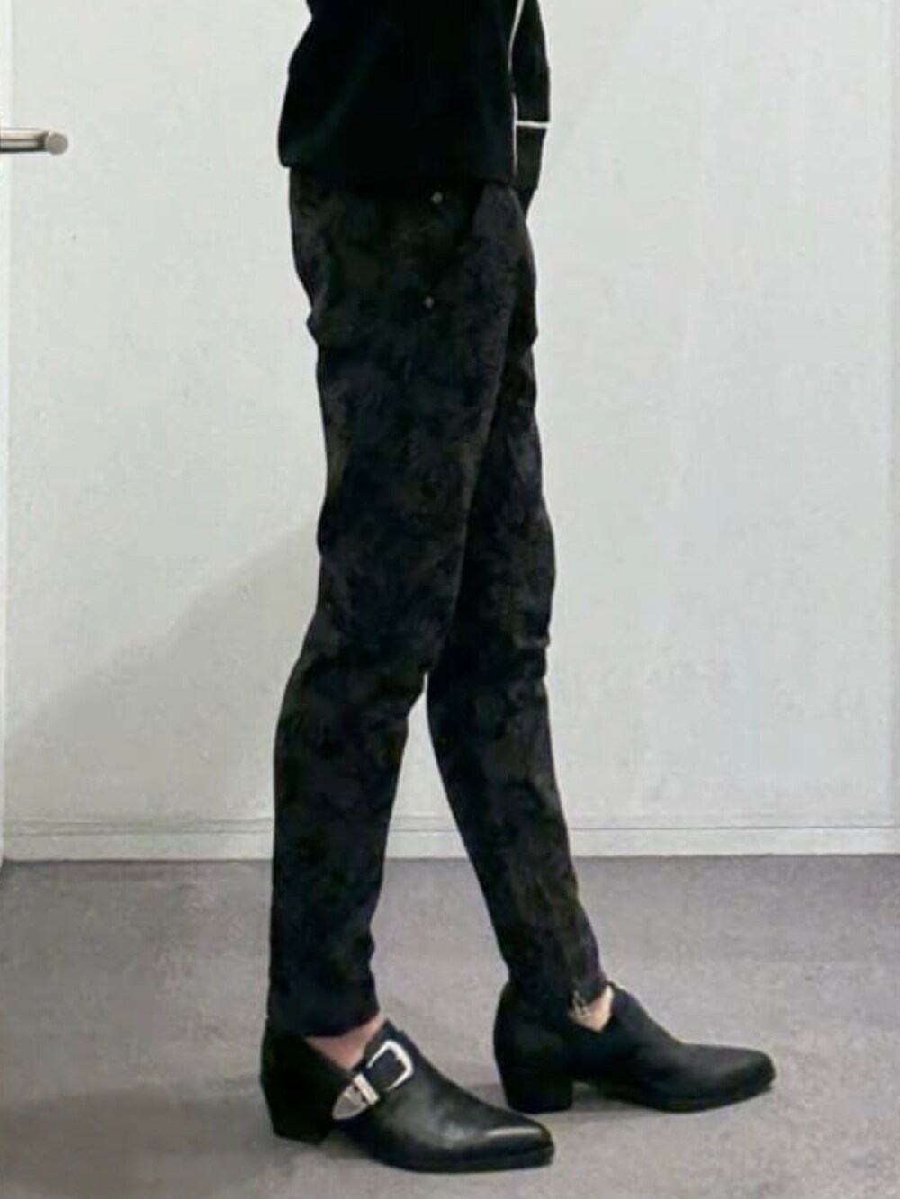 ブラック系のスリッポン、ブラック系のTシャツ/カットソー、ブラック系のその他パンツを着用したメンズの夏コーディネートの8枚目の写真